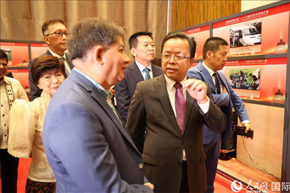 論壇期間配套舉行“‘擺脫貧困之路’——寧德扶貧開發(fā)圖片展”。人民網(wǎng)記者樊帆 攝