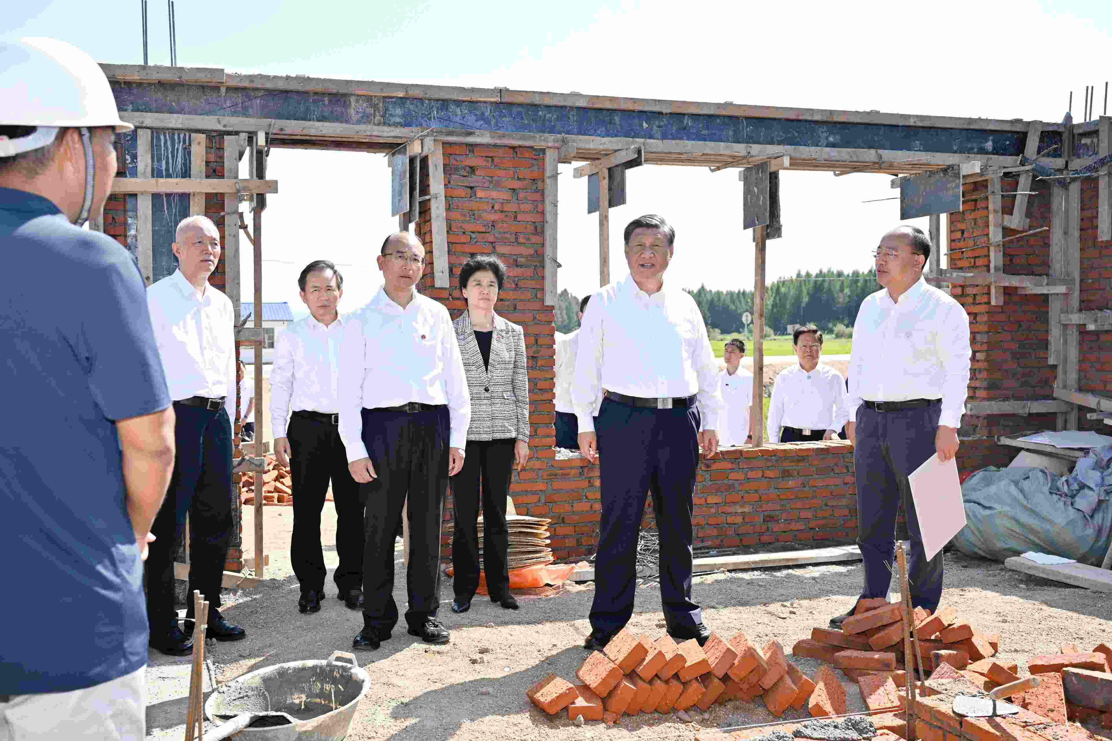 2023年9月7日，習(xí)近平總書(shū)記在遭受洪澇災(zāi)害的黑龍江省哈爾濱尚志市老街基鄉(xiāng)龍王廟村，察看水毀房屋重建情況。