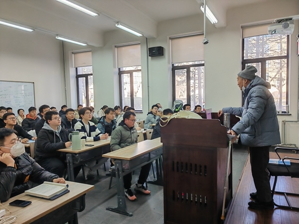 鐘萬(wàn)勰院士為研究生上課。大連理工大學(xué)供圖