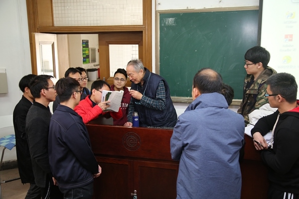 鐘萬(wàn)勰院士為學(xué)生們答疑解惑。大連理工大學(xué)供圖
