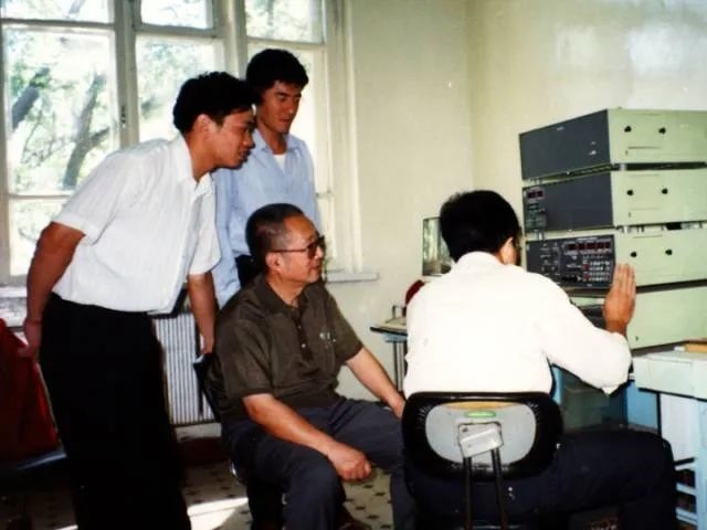 秦裕琨與團隊在一起。哈爾濱工業(yè)大學供圖