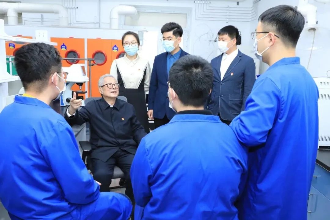 秦裕琨院士在實驗室與青年師生交流。哈爾濱工業(yè)大學供圖