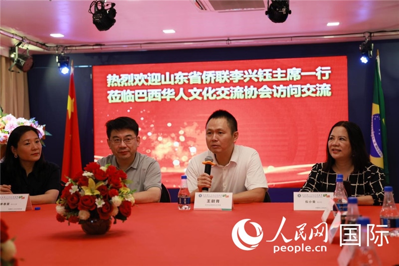中國駐里約熱內(nèi)盧副總領(lǐng)事王尉育（右二）發(fā)表致辭。人民網(wǎng)記者宋亦然攝
