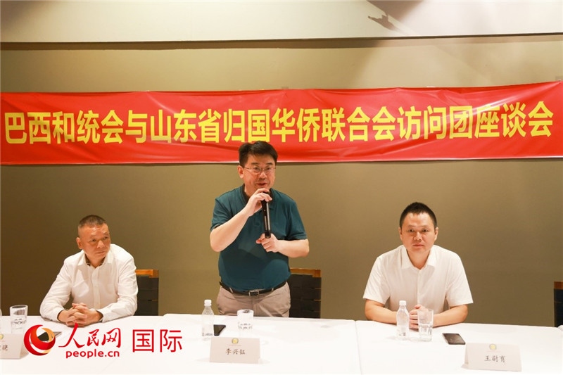 中國僑聯(lián)副主席、山東省僑聯(lián)主席李興鈺（中）在座談會上致辭。人民網(wǎng)記者 陳海琪攝
