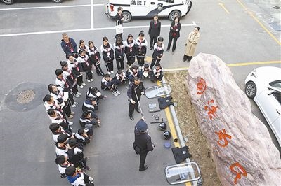 圖②：法警對警用裝備的使用進(jìn)行現(xiàn)場演示。