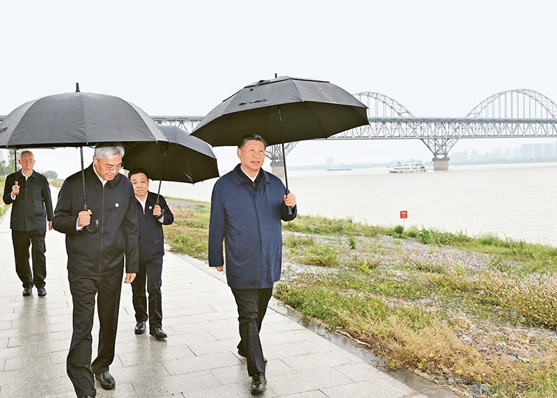 2023年10月10日至13日，中共中央總書記、國家主席、中央軍委主席習近平在江西考察。這是10日下午，習近平在長江國家文化公園九江城區(qū)段考察時，冒雨沿江堤步行察看沿岸風貌。 新華社記者 謝環(huán)馳/攝