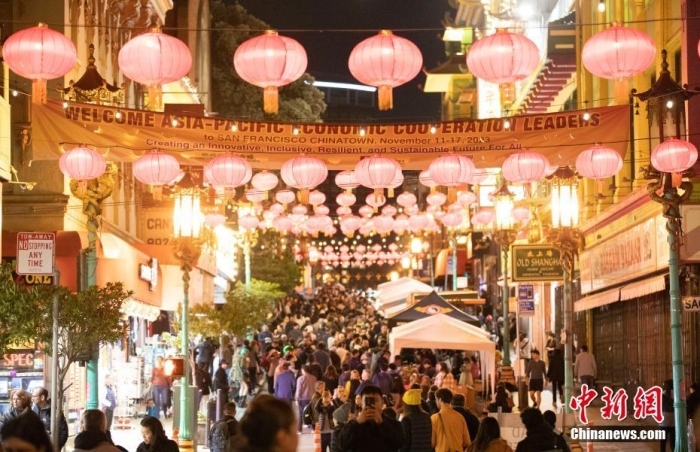 當(dāng)?shù)貢r間11月10日，美國舊金山唐人街夜市人頭攢動。亞太經(jīng)合組織(APEC)第三十次領(lǐng)導(dǎo)人非正式會議將在舊金山舉行，當(dāng)?shù)靥迫私钟媱澟e辦包括夜市在內(nèi)的多場活動，以吸引與會者、游客和市民的光顧。<a target='_blank' href='/'><p class=