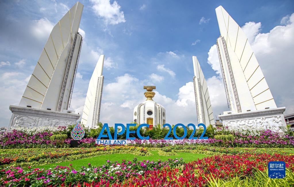 這是2022年11月16日在泰國首都曼谷街頭拍攝的2022年亞太經(jīng)合組織會(huì)議標(biāo)識(shí)。新華社記者 王騰 攝