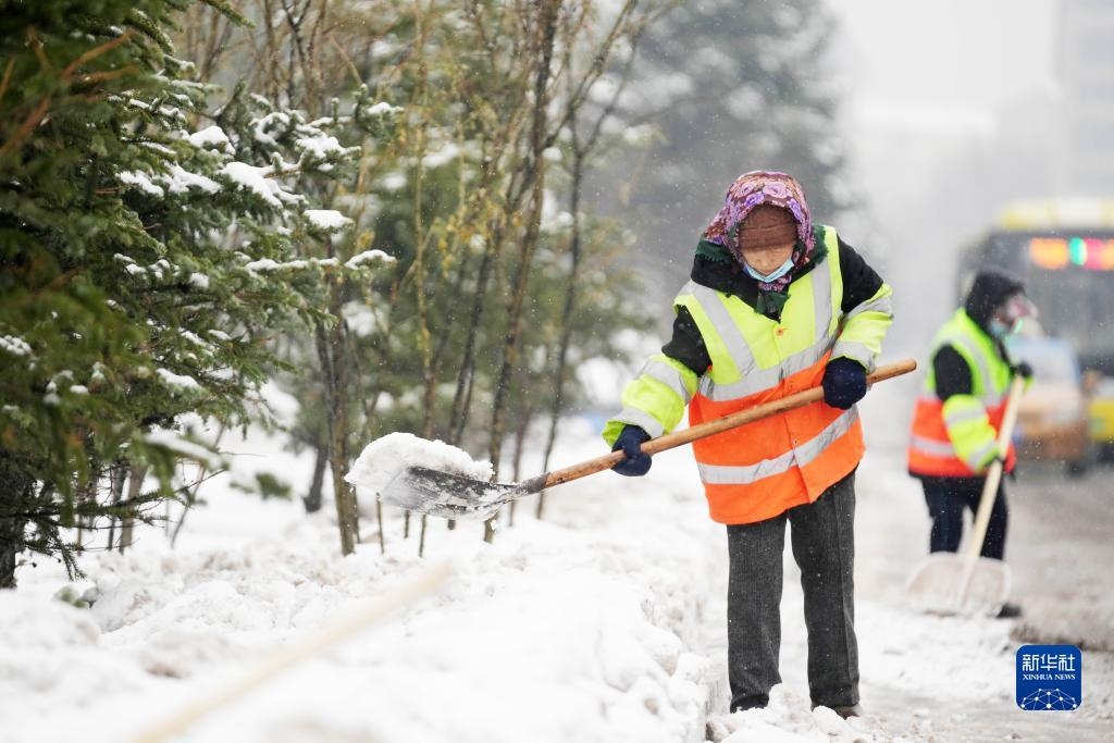 11月16日，環(huán)衛(wèi)工人在清理道路上的積雪。當(dāng)日，黑龍江哈爾濱市迎來(lái)雨雪天氣。新華社記者 王建威 攝