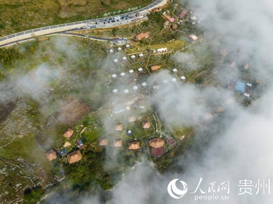 航拍掩映在晨間薄霧中的“花都里·化屋野奢度假營地“。人民網(wǎng) 陽茜攝