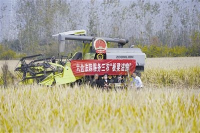  圖②：干警就地解紛場景。