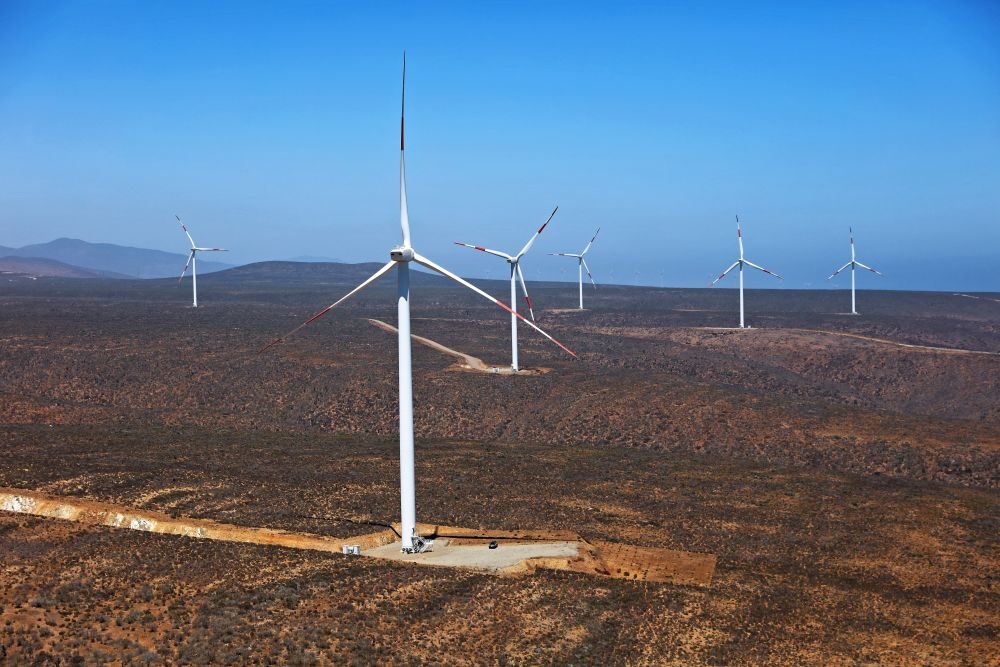 這是2023年2月14日拍攝的位于智利中部沿海的蓬塔謝拉風(fēng)電場。蓬塔謝拉風(fēng)電場是中國在智利投資建設(shè)的首個風(fēng)電場，2018年正式投產(chǎn)發(fā)電，可滿足13萬戶家庭的用電需求，同時每年還能減少15.7萬噸碳排放。