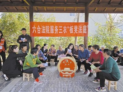  圖③：干警向附近農戶解讀相關法律法規(guī)。