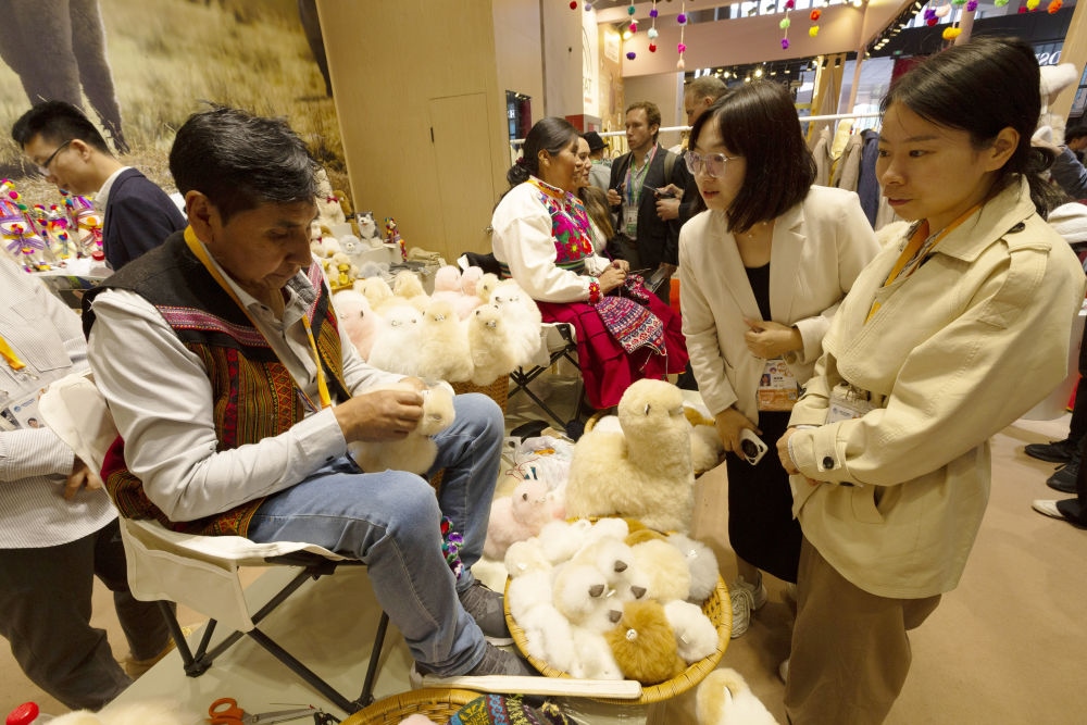 2023年11月7日，秘魯羊駝毛制品手藝人馬馬尼大叔在中國上海舉辦的第六屆進(jìn)博會上展示羊駝玩偶制作工藝。秘魯特色羊駝毛制品連續(xù)六屆在進(jìn)博會上亮相，收獲大量訂單。進(jìn)博會大舞臺讓秘魯傳統(tǒng)手藝人有了更廣闊的發(fā)展空間。