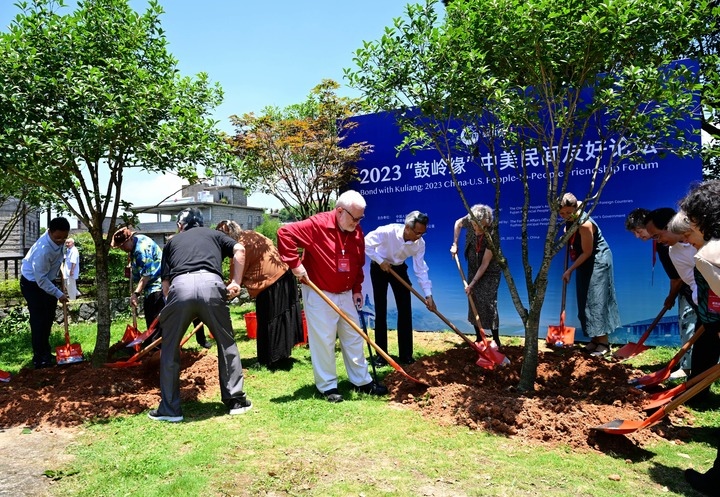 2023年6月28日，出席“鼓嶺之友”座談會(huì)的中美各界人士在鼓嶺共同植樹(shù)留念。