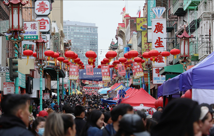 2023年1月15日，人們?cè)诿绹?guó)舊金山唐人街的迎春街會(huì)上游覽、購(gòu)物。當(dāng)日，為期兩天的迎春街會(huì)在美國(guó)舊金山唐人街閉幕，活動(dòng)吸引了大批市民和游客。新華社發(fā)