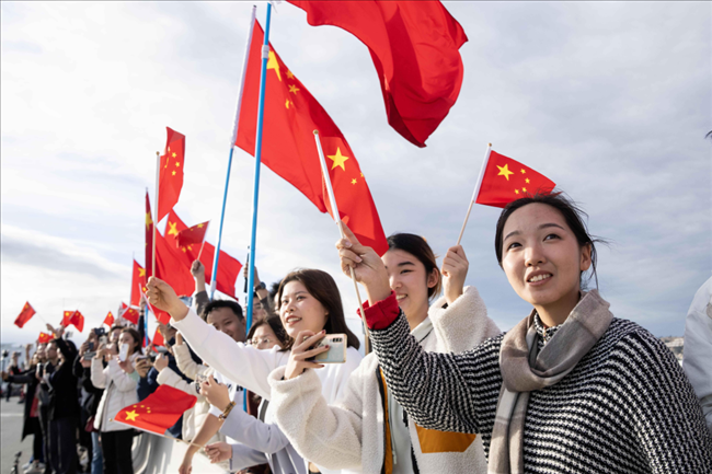 △當?shù)貢r間11月14日，華僑華人和中國留學生代表在沿途街道，熱烈歡迎習近平主席到訪。