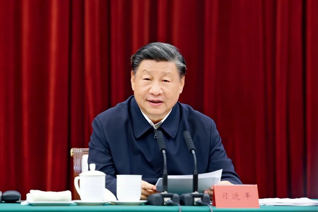 2023年10月12日，中共中央總書記、國(guó)家主席、中央軍委主席習(xí)近平在江西省南昌市主持召開(kāi)進(jìn)一步推動(dòng)長(zhǎng)江經(jīng)濟(jì)帶高質(zhì)量發(fā)展座談會(huì)并發(fā)表重要講話。習(xí)近平強(qiáng)調(diào)，完善跨區(qū)域、跨部門、跨層級(jí)的數(shù)據(jù)信息共享和流程互聯(lián)互通，深化政務(wù)服務(wù)合作，優(yōu)化營(yíng)商環(huán)境。圖/新華社記者 鞠鵬 攝