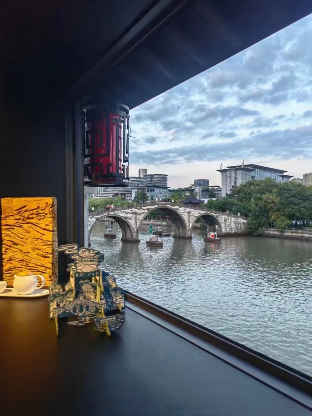 文創(chuàng)產品與拱宸橋。（受訪者供圖）