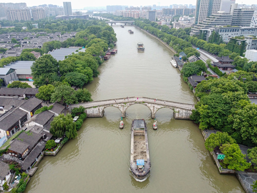 2022年5月27日，貨船通過京杭大運河杭州段拱宸橋。（新華社記者江漢 攝）