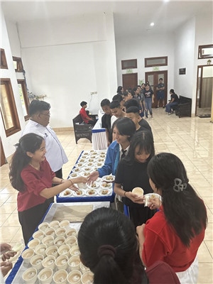 學(xué)生們品嘗中華美食湯圓和燒賣。主辦方供圖