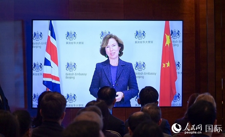 英國(guó)駐華大使吳若蘭發(fā)表視頻主旨演講。人民網(wǎng) 郭錦標(biāo) 攝