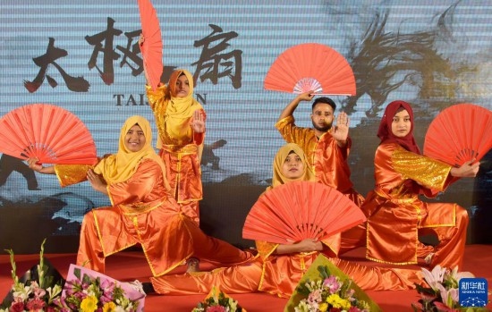 11月22日，在孟加拉國達(dá)卡，學(xué)生在孔子課堂揭牌儀式上表演。新華社發(fā)（薩利姆攝）
