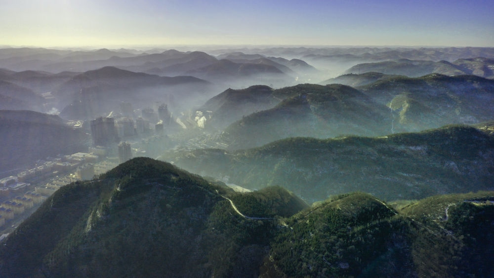 陜西省延安市吳起縣的山山峁峁被茂密的山林覆蓋（2021年12月20日攝，無人機照片）。新華社記者 陶明 攝