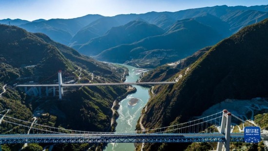 11月25日拍攝的麗香鐵路金沙江特大橋（前），遠處是麗香高速特大橋（無人機照片）。