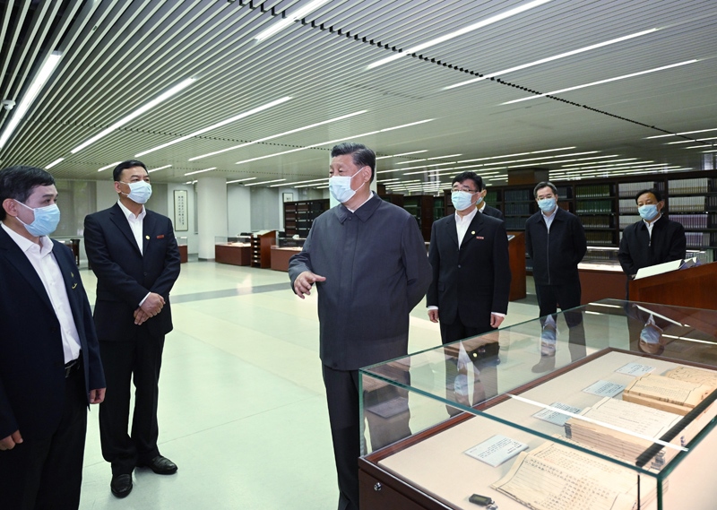 2022年4月25日，習(xí)近平來到中國人民大學(xué)考察調(diào)研。這是他在圖書館考察。