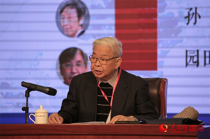 北京外國語大學北京日本學研究中心原主任嚴安生發(fā)表主旨演講。人民網(wǎng)記者 張麗婭攝