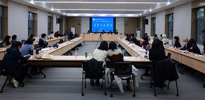 “區(qū)域國別學視角下的日語學科建設(shè)”圓桌論壇現(xiàn)場。主辦方供圖