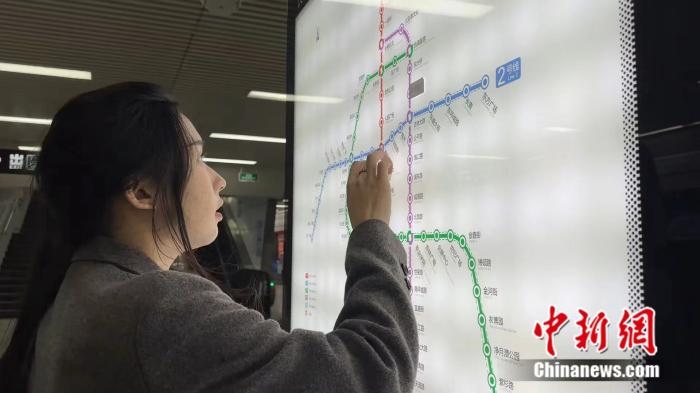 李佳夢正在坐地鐵。呂盛楠 攝