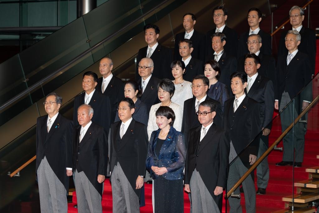 9月13日，日本首相岸田文雄（前排中）在東京的首相官邸率閣僚合影。新華社記者張笑宇攝