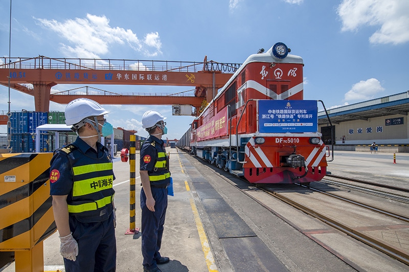 2022年6月29日，浙江金華，中老鐵路國際貨運列車浙江號“鐵路快通”首趟專列經海關監(jiān)管后，從金華南站鳴笛啟程，經磨憨口岸駛向老撾萬象。