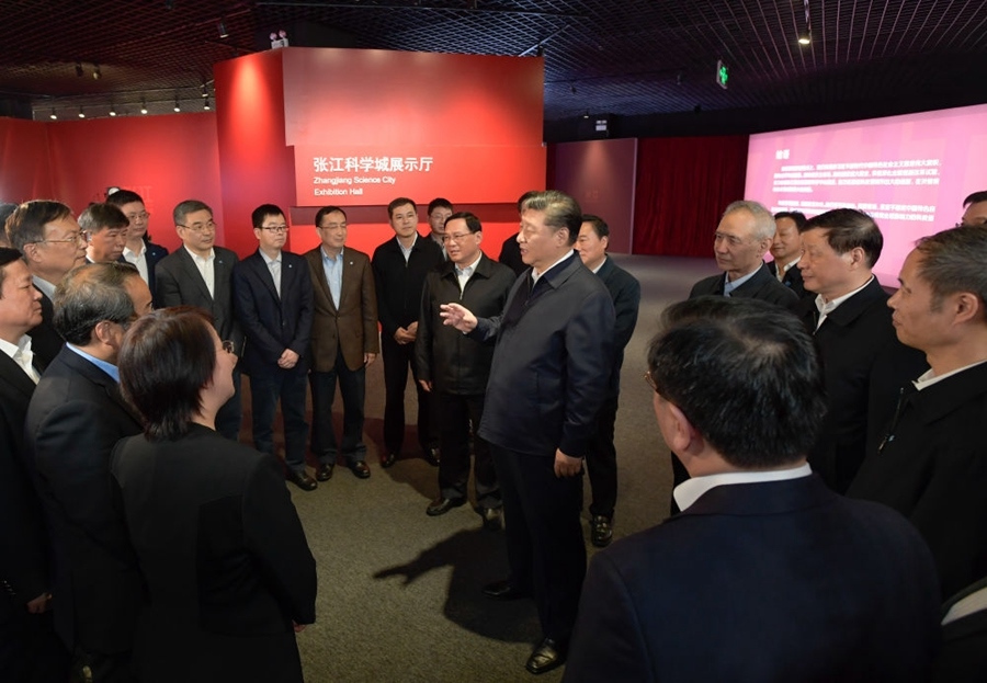 2018年11月6日，習近平在上海張江科學(xué)城展示廳考察時，同在場的科技工作者親切交談。