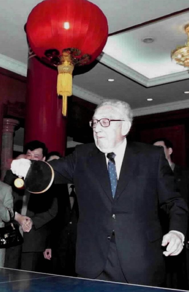2001年3月18日，基辛格在中國(guó)人民對(duì)外友好協(xié)會(huì)紀(jì)念中美“乒乓外交”30周年的招待會(huì)開始前揮拍助興。新華社發(fā)