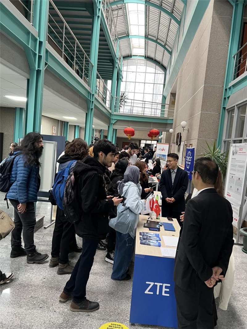 土耳其大學(xué)生在中企展臺(tái)交流。主辦方供圖