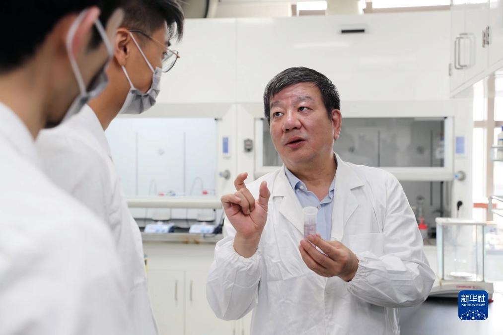 中國科學院院士、國家自然科學獎一等獎得主趙東元在復旦大學實驗室里指導學生（2023年9月2日攝）。新華社記者 劉穎 攝