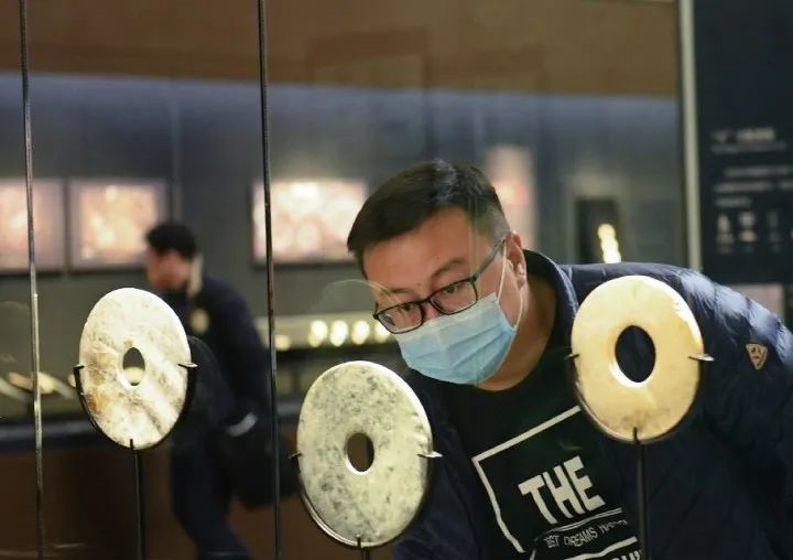 游客在良渚博物院觀看玉璧。新華社記者 翁忻旸 攝