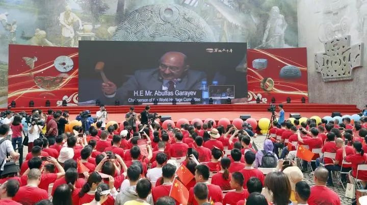 2019年7月6日，杭州市民揮舞國(guó)旗慶祝良渚古城遺址獲準(zhǔn)列入世界遺產(chǎn)名錄。記者 吳煌 倪雁強(qiáng) 攝