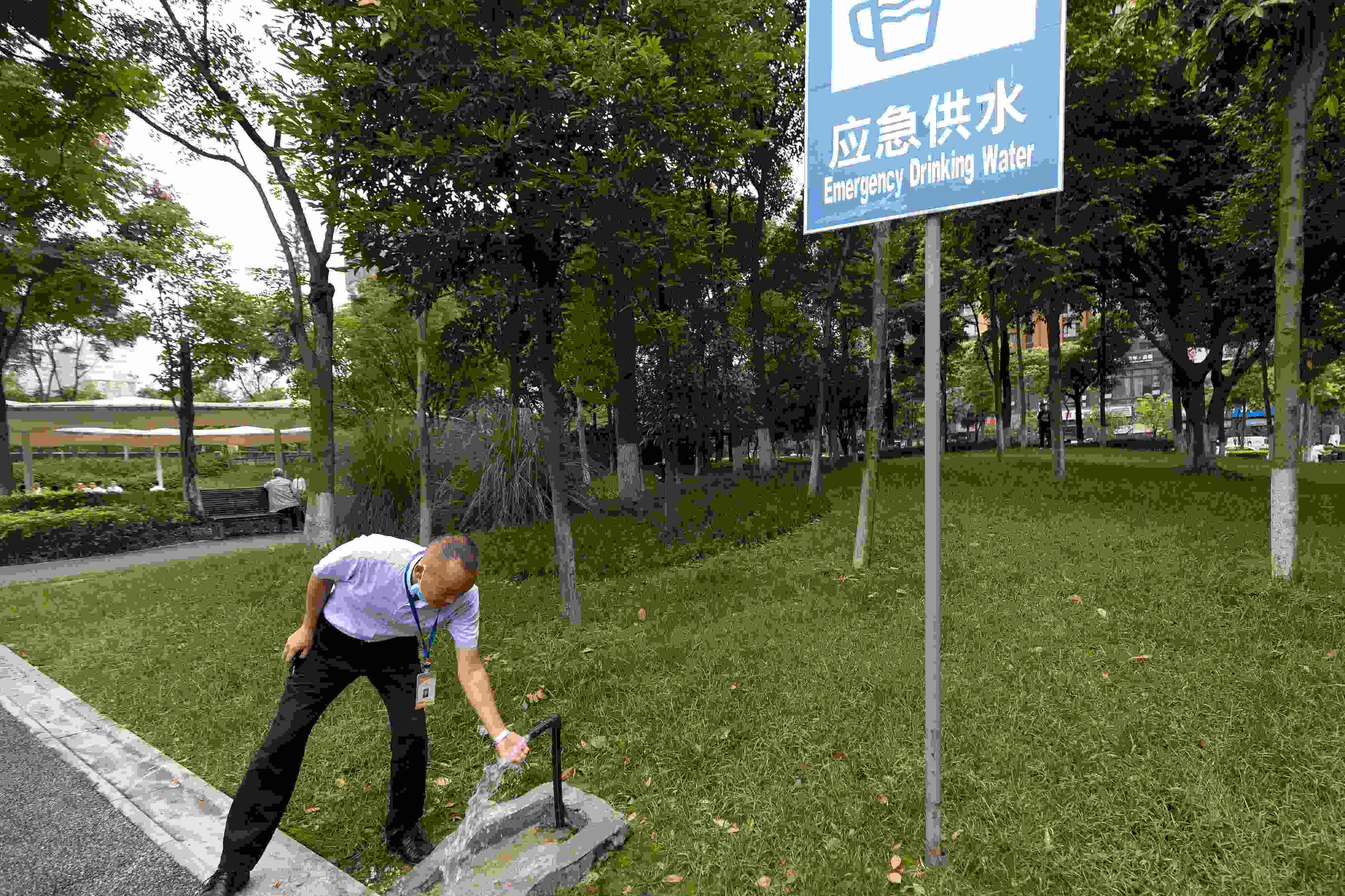 位于成都高新區(qū)天府二街與天府三街之間的大源中央公園，應(yīng)急供水設(shè)施標(biāo)識(shí)醒目。
