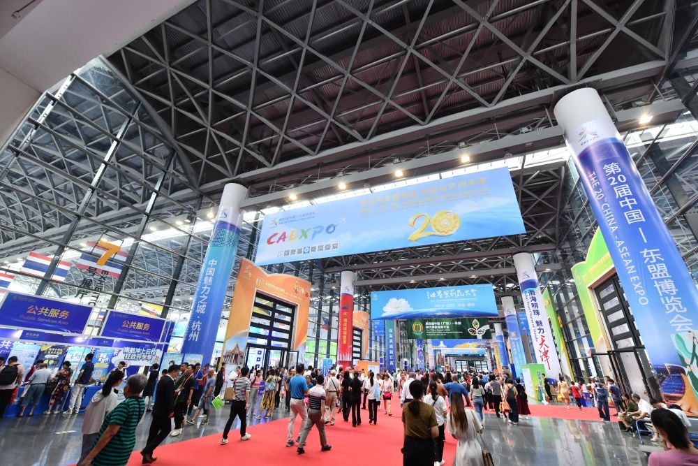 2023年9月18日，參觀者在第二十屆中國—東盟博覽會東盟商品展區(qū)選購商品。新華社記者 黃孝邦 攝