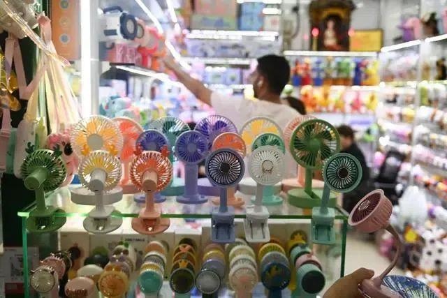 △近期，客商在浙江義烏國(guó)際商貿(mào)城采購(gòu)商品。
