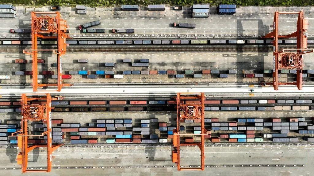 △2023年11月12日，火車在廣西欽州港碼頭裝運(yùn)集裝箱。