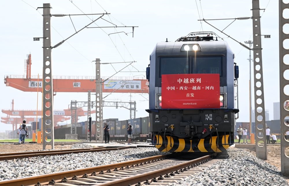 2022年8月23日，陜西首趟中越國際貨運班列由西安國際港站駛出開往越南河內(nèi)。新華社記者 李一博 攝