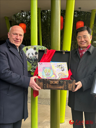 吳墾大使和韋格納市長手捧德國兒童為“夢想”“夢圓”準(zhǔn)備的手繪“送別大禮包”。人民網(wǎng)記者 徐馨攝