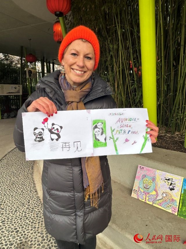 桑德拉和德國小朋友們的作品。右圖寫著“祝福好運(yùn)，再見 Pit和Paule（“夢想”“夢圓”的德語名字）”。人民網(wǎng)記者 徐馨攝