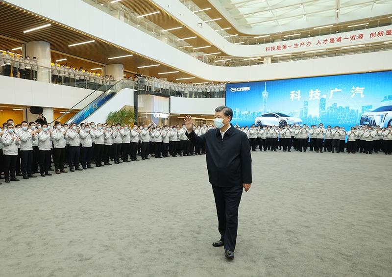 △2023年4月12日，習(xí)近平總書記在廣東廣汽研究院向職工們揮手致意。