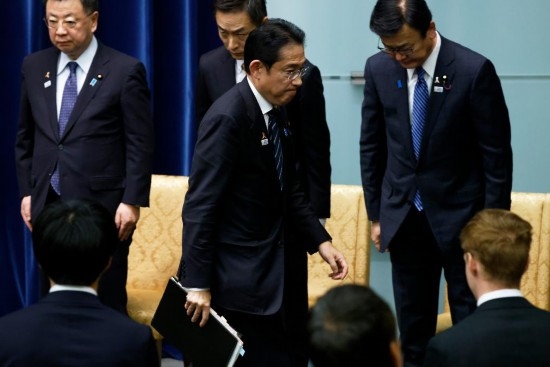  11月2日，在日本東京首相官邸，日本首相岸田文雄在新聞發(fā)布會(huì)后離開會(huì)場。新華社發(fā)（Pool圖片，太田潔攝）